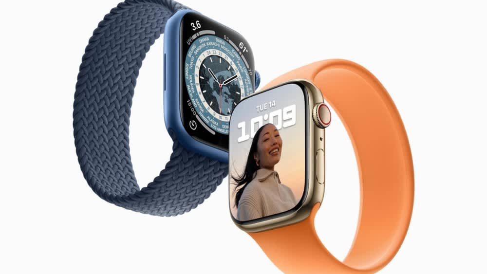 Eine Apple Watch Series 7 mit blauen Stoffarmband und eine Apple Watch mit orangenem Silikon-Armband