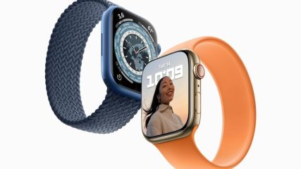 Eine Apple Watch Series 7 mit blauen Stoffarmband und eine Apple Watch mit orangenem Silikon-Armband