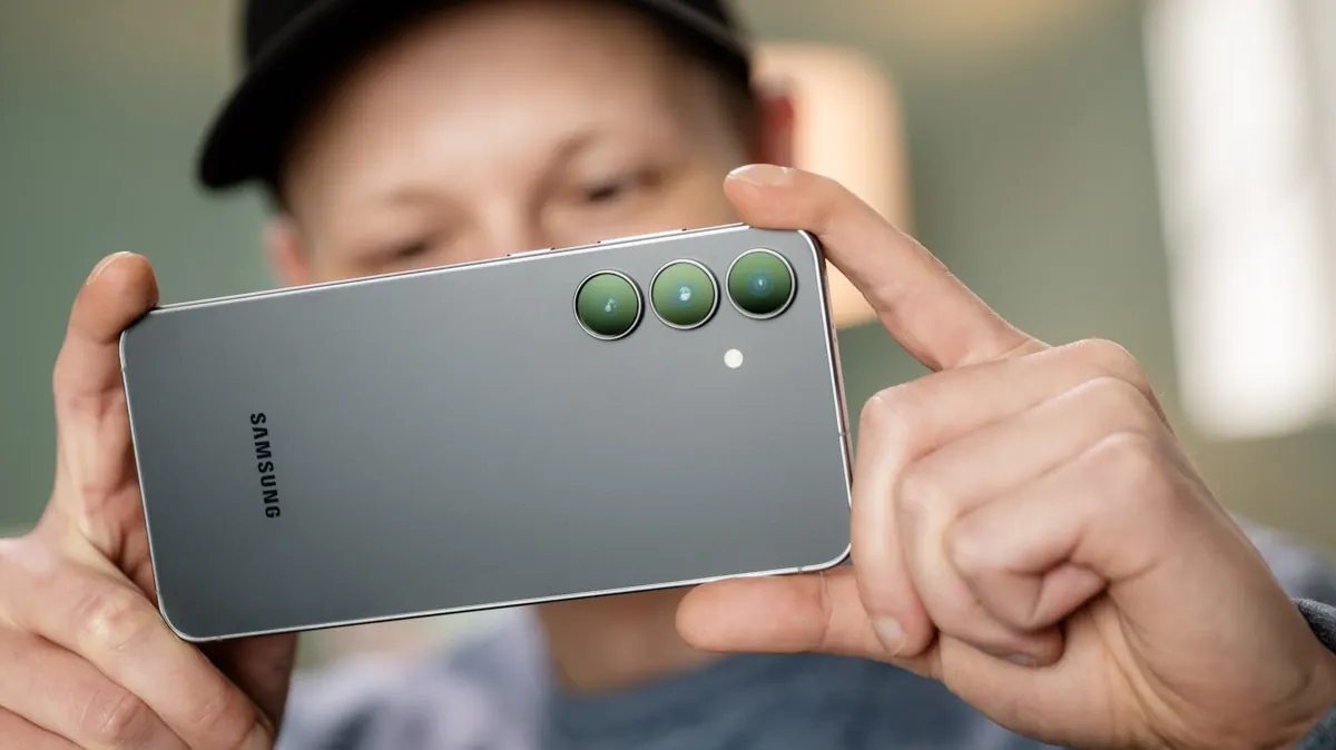 Alex knipst ein Foto mit dem Smartphone Samsung Galaxy S25 FE.