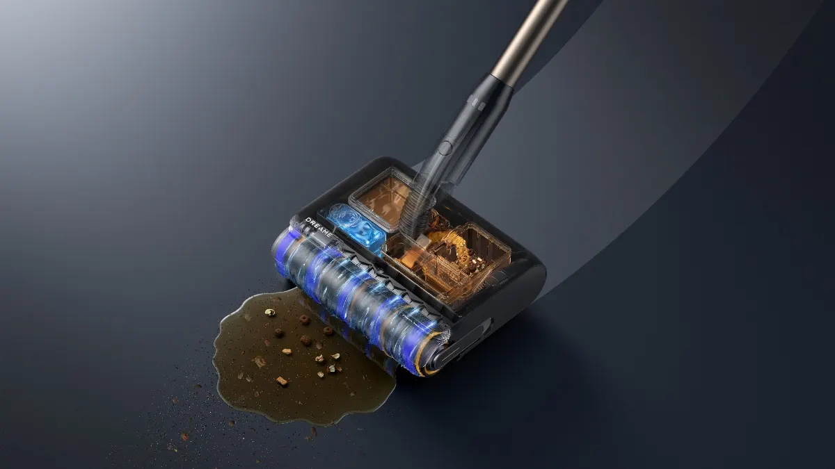 Der Dreame Z30 Pro Aqua saugt eine dreckige Flüssigkeit vom Boden auf.