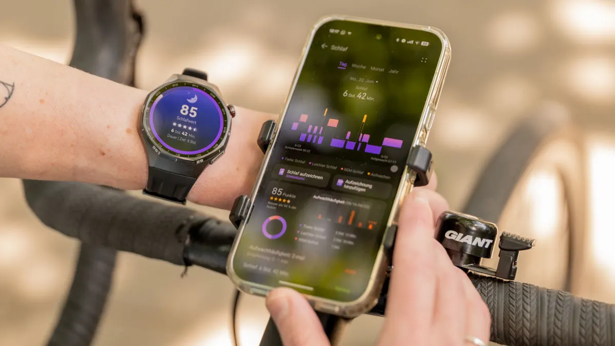 Franzi schaut sich die Schlafanalyse auf der Huawei Watch GT 6 Pro und in der Huawei-Health-App auf dem Smartphone an.