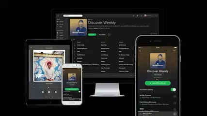 Auf schwarzem Grund zeigen ein Monitor, ein Tablet und zwei Smartphones die Spotify-App mit Playlists. Die Bildschirme zeigen Musiklisten.