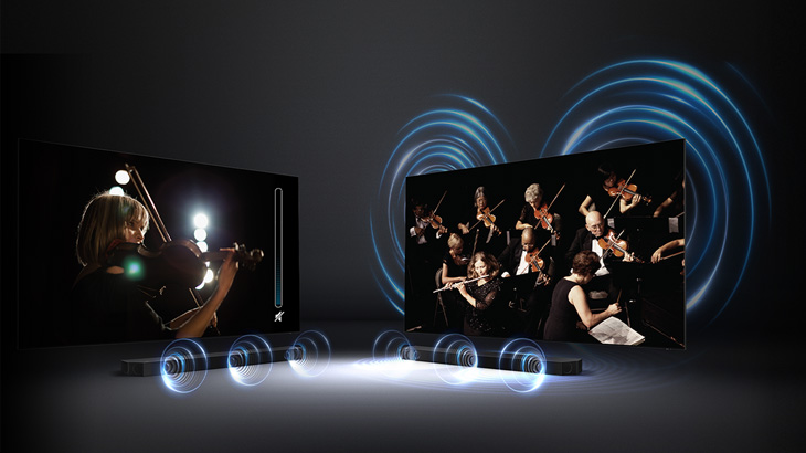 Zwei Bildschirme zeigen Musikdarbietungen, umgeben von blauen Schallwellen auf dunklem Grund. Ein Bildschirm zeigt eine einzelne Geigerin.