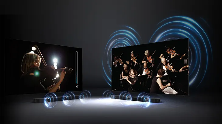 Zwei Bildschirme zeigen Musikdarbietungen, umgeben von blauen Schallwellen auf dunklem Grund. Ein Bildschirm zeigt eine einzelne Geigerin.