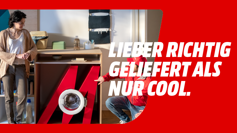 Eine Frau lehnt an einem Regal, in dem sich eine rote Waschmaschine befindet. Ein Mann hockt daneben. Slogan: "Lieber richtig geliefert als nur cool."