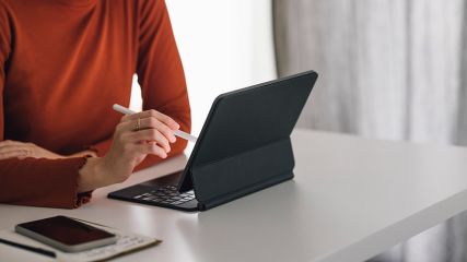 Tablet mit Stift und Tastatur