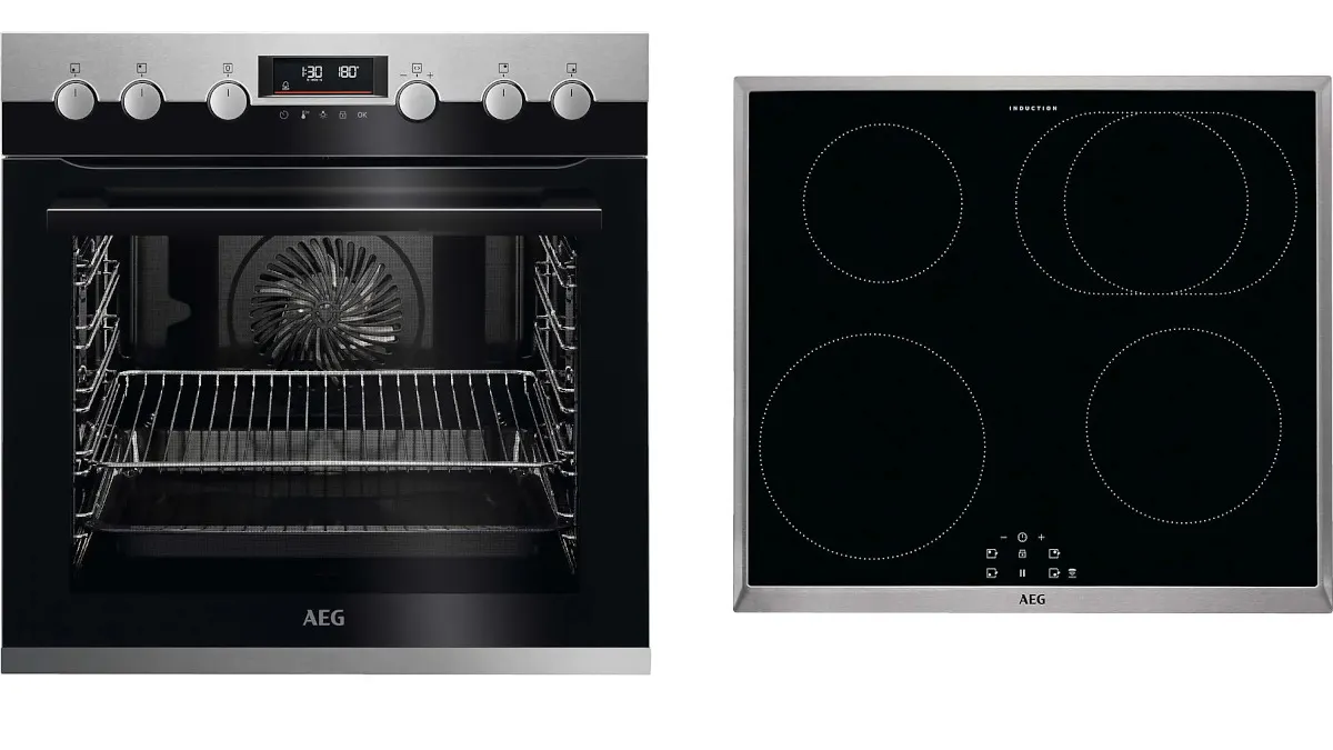 Ein AEG-Backofen mit Gitterrosten und Lüfter sowie ein schwarzes Induktionskochfeld mit vier Kochzonen und silbernem Rahmen.