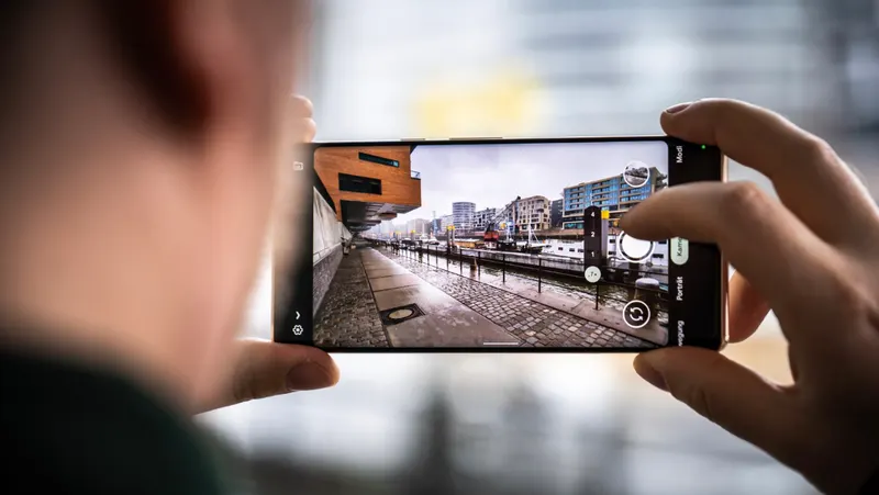 Ein Mann fotografiert mit dem Pixel-Smartphone