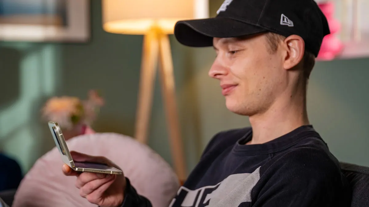 Alex hält das Google Pixel 10 Pro Fold wie einen Laptop in der Hand.