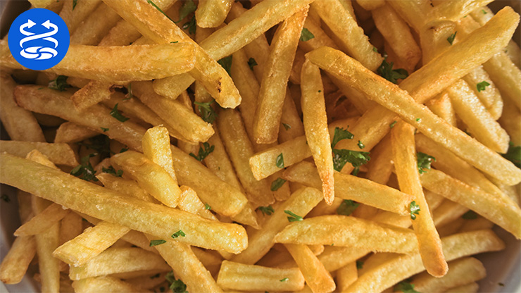 Nahaufnahme von knusprigen Pommes Frites. In der Ecke ist ein Airfry-Icon abgebildet. 