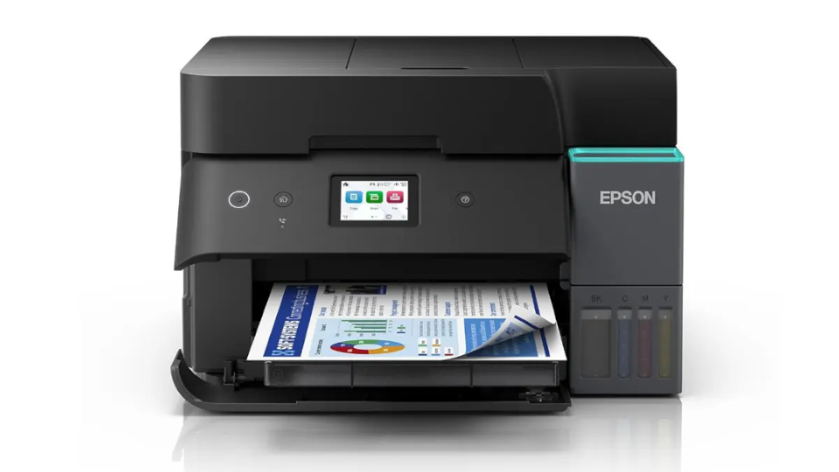 Der Tintentankdrucker Epson EcoTank ET-4950 steht vor einem weißen Hintergrund.