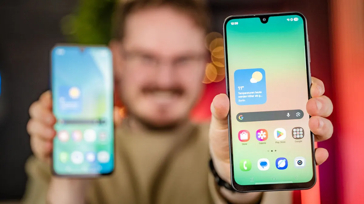 Michael präsentiert die eingeschalteten Displays des Samsung Galaxy A16 5G (links) und Samsung Galaxy A26 5G.