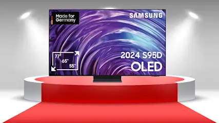 Ein Samsung OLED-Fernseher der Serie 2024 S95D steht auf einem roten Podest vor einem grauen Hintergrund mit Scheinwerfern.