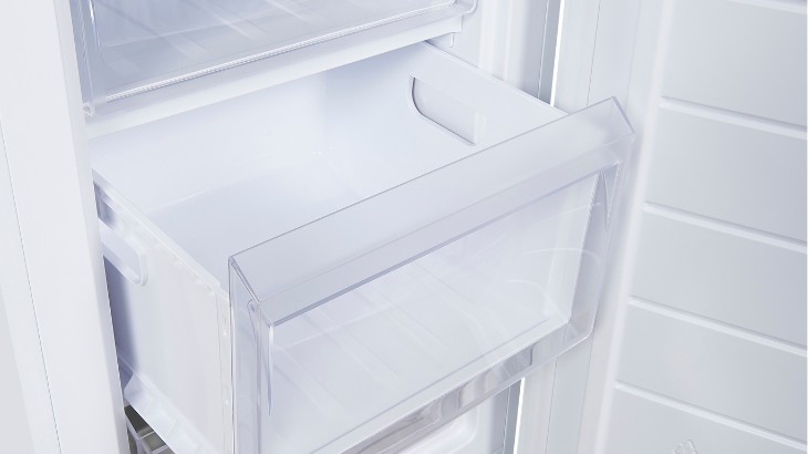 Ein weißer Kühlschrank mit einer herausgezogenen Schublade und Regalen an der Seite.