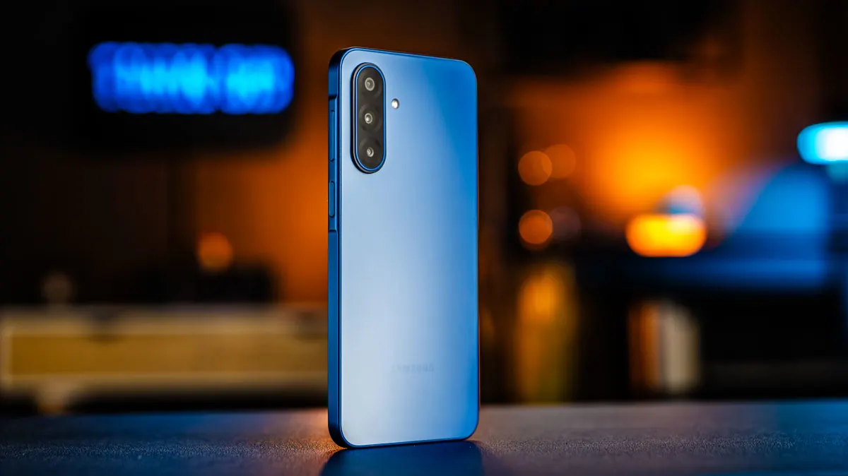 Das Smartphone Samsung Galaxy A17 steht mit der Rückseite zur Kamera auf einem Tisch.