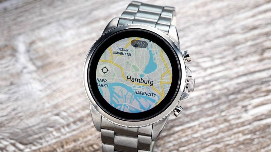 Smartwatch Fossil Gen 6 mit einer Google-Maps-Karte von Hamburg auf dem Bildschirm