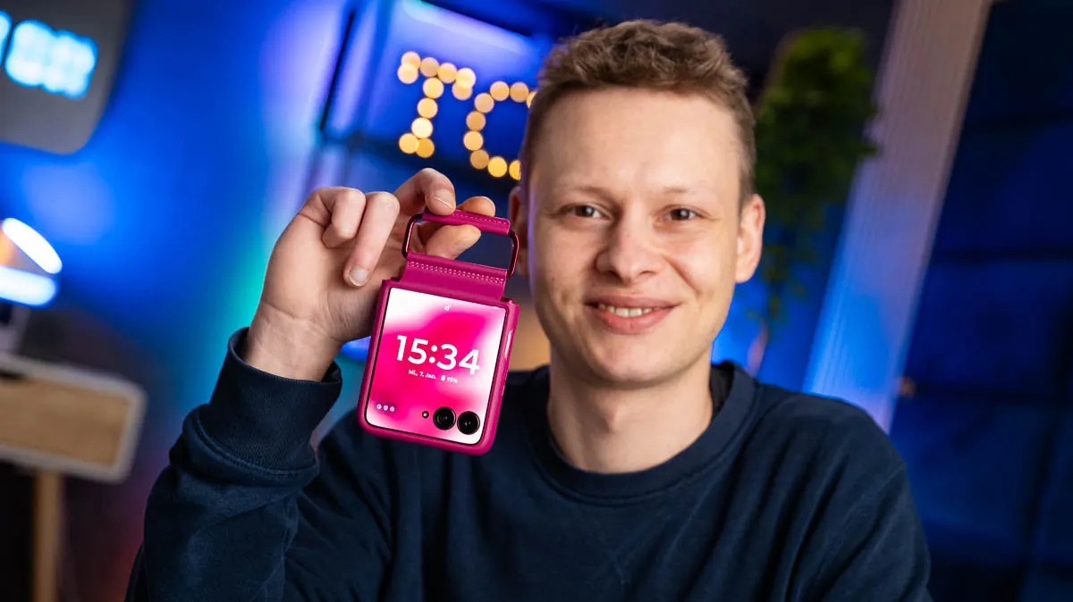 Alex hält das zusammengeklappte Motorola Razr 60 Ultra am Tragegriff der Schutzhülle.