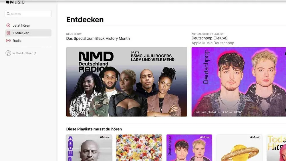 Apple Music-Webseite mit "Entdecken"-Bereich, Playlists und Radiosendungen. Menü links, Musik-Cover rechts.