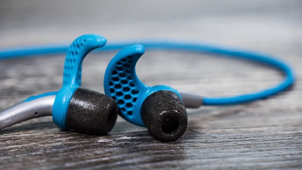 Jaybird Bluetooth Kopfhörer liegen auf einem Holztisch.
