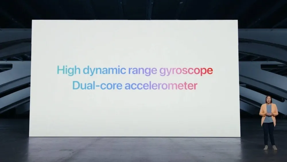 Eine Frau steht neben einer weißen Leinwand. Zu lesen ist: High dynamic range gyroscope Dual-core accelerometer.
