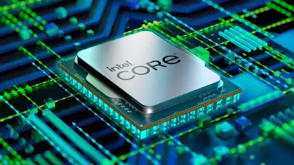 Silberner Intel Core Prozessor liegt auf einer blauen und grünen Computerplatine mit Leiterbahnen.