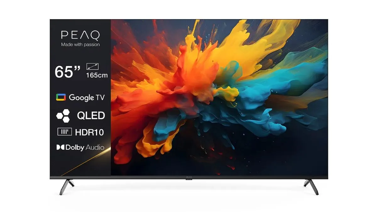 Der Fernseher PEAQ PTV 65GQU-5124C vor weißem Hintergrund.
