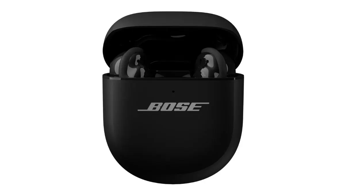 Die schwarzen In-Ear-Kopfhörer Bose QuietComfort Ultra 2 im geöffneten Ladecase vor weißem Hintergrund.