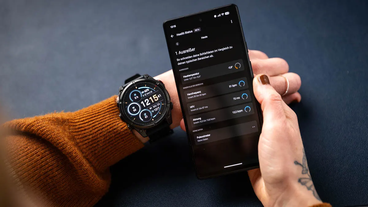 Franzi schaut sich ihren Gesundheitsstatus in der Garmin-Connect-App auf dem Handy an und trägt die Garmin Fenix 8 Pro.