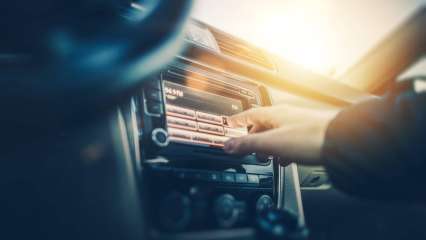 Mann wechselt Radiosender im Auto per Touchfunktion