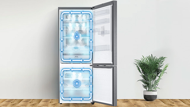Ein grauer Kühlschrank mit zwei offenen Türen, umgeben von blauen Pfeilen und Symbolen, steht neben einer Topfpflanze.