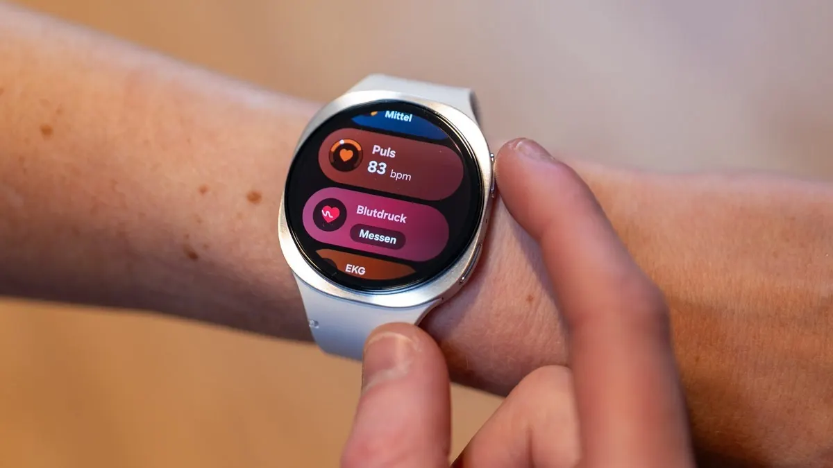 Franzi wischt durch die auf der Samsung Galaxy Watch8 angezeigten Gesundheitsdaten.