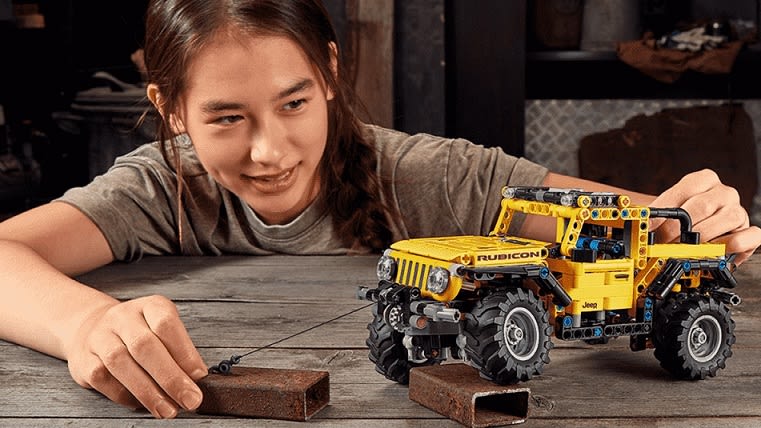 LEGO Technic 42122 Jeep® Wrangler Spielset Mädchen beim Spielen