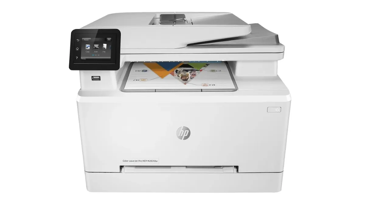 Ein weißer HP-Drucker mit LCD-Bildschirm, Papiereinzug oben und Papierausgabe unten steht vor einem weißen Hintergrund.