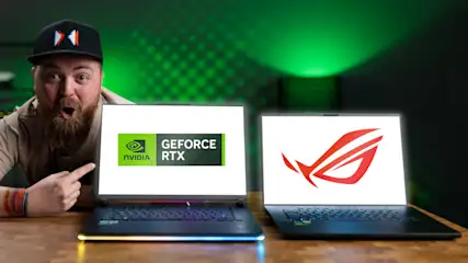 Mann zeigt auf Laptop mit Nvidia-Logo; zweiter Laptop mit rotem Logo. Grüner Hintergrund.