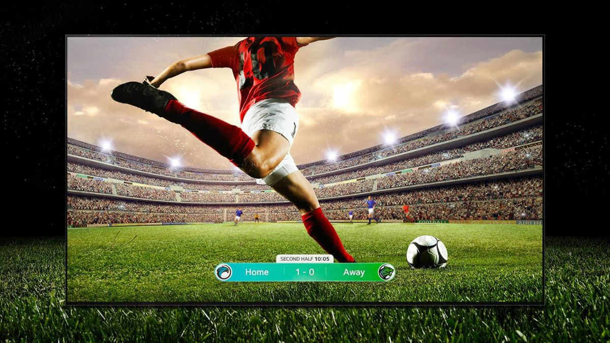 Eine Fußballübertragung läuft auf einem LG-C3-Fernseher.