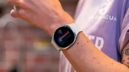 Franzi trägt die Samsung Galaxy Watch8 am linken Handgelenk.