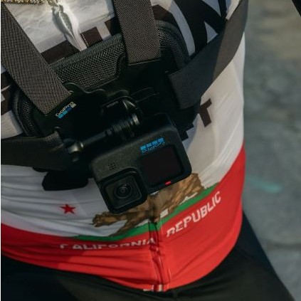 GOPRO HERO 12 Action Kamera beim Jogger auf der Brust umgeschnallt