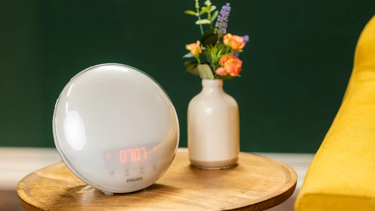 Ein Philips-Lichtwecker steht auf einem Beistelltisch und zeigt die Uhrzeit an.