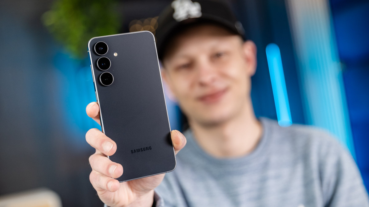 Alex hält das Smartphone Samsung Galaxy S25 FE in die Kamera.