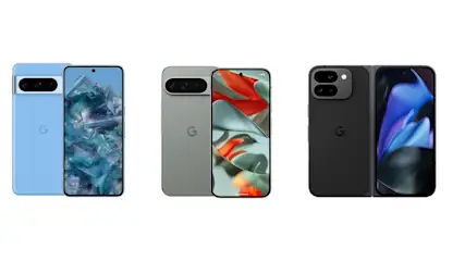 Drei Google-Handys stehen vor einem weißen Hintergrund, in Blau, Grau und Schwarz. Alle zeigen Bildschirme mit farbigen Mustern.