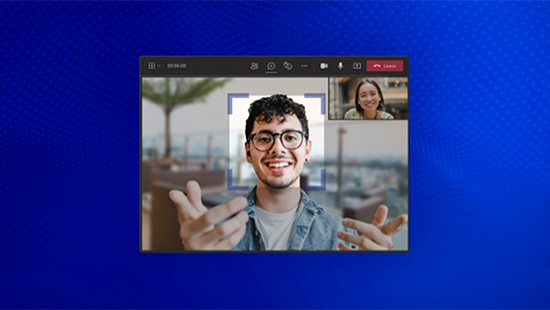 Ein Mann mit Brille gestikuliert auf einem Bildschirm, während eine Frau in einem separaten Feld lächelt; Baum im Hintergrund.
