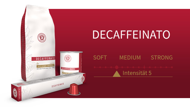 Eine Packung, eine Dose, eine Schachtel und eine Kapsel entkoffeinierten Kaffees vor einem roten Hintergrund.