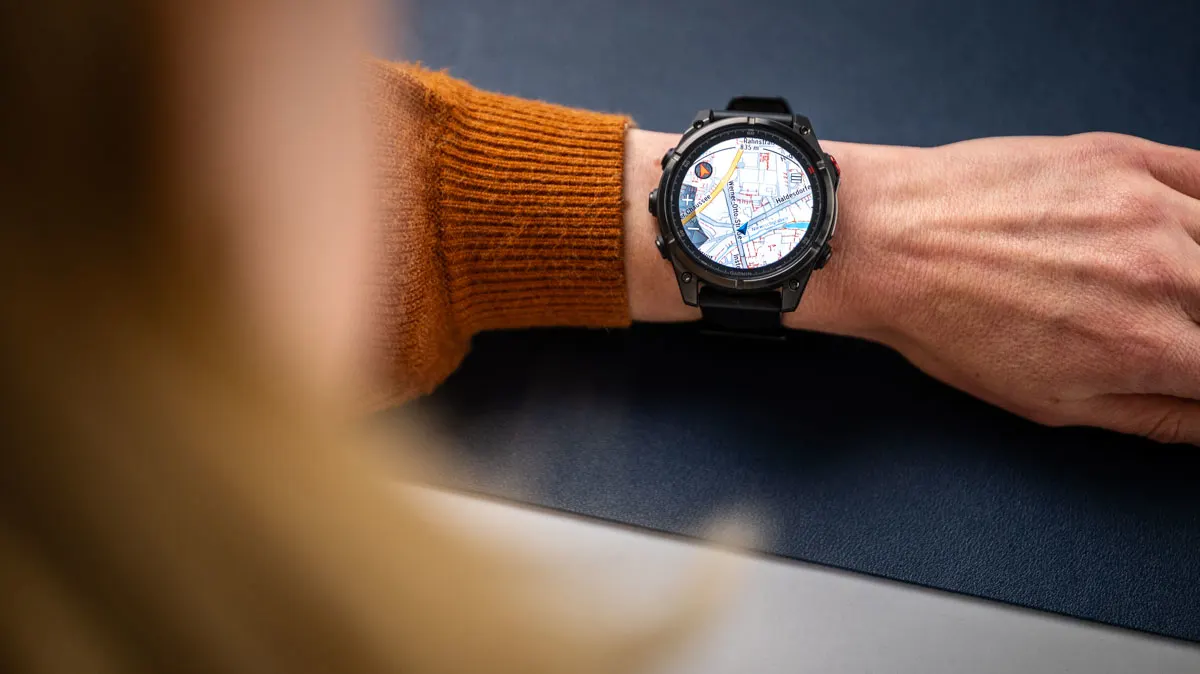 Die Garmin Fenix 8 Pro zeigt eine Karte mit Franzis aktueller Position an.