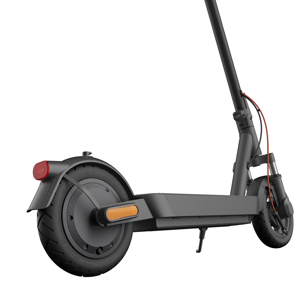 Detailansicht des hinteren Bereichs des schwarzen XIAOMI Scooter 5 E-Scooters mit 10‑Zoll-Hinterrad, breitem Trittbrett, Rücklicht, seitlichem Reflektor und Ständer.
