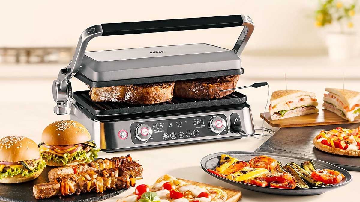 Steaks werden im Kontaktgrill Braun MultiGrill 9 Pro zubereitet, im Vordergrund sind unterschiedliche Grillgerichte angerichtet.