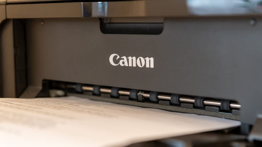 Die Vorderseite eines Canon-Druckers mit Logo.