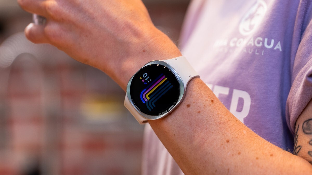 Eine Person trägt die Galaxy Watch8 am Handgelenk.