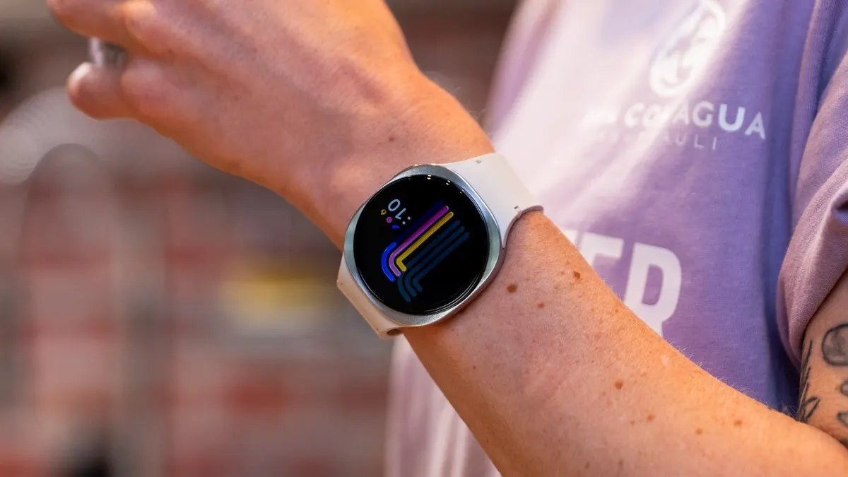 Eine Person trägt die Galaxy Watch8 am Handgelenk.