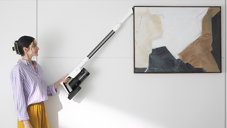 Ein goldener USB-Stick mit schwarzer Beschriftung liegt neben einem blauen Tuch und einem weißen Stift auf einem blassblauen Hintergrund.