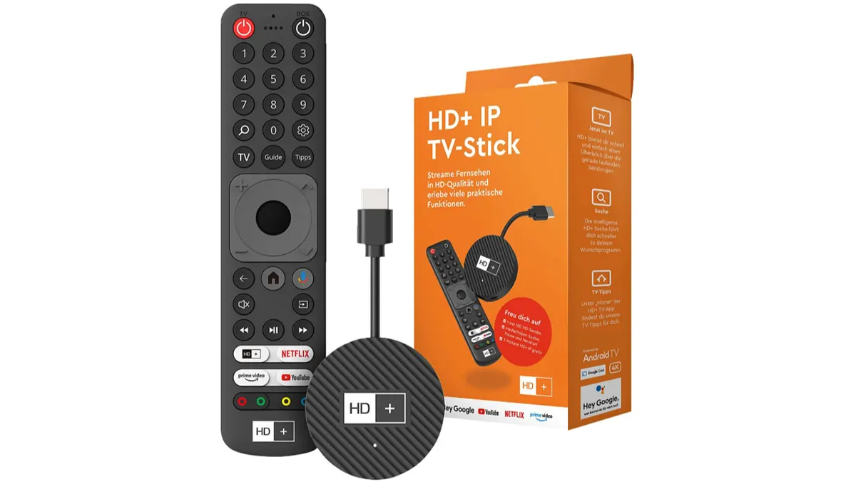 Der HD+ IP TV-Stick mit zugehöriger Fernbedienung und Verpackung.